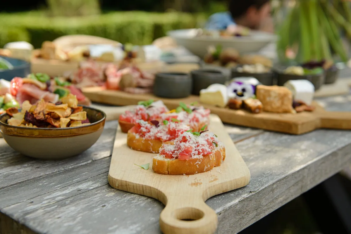 Deelplank met bruschetta