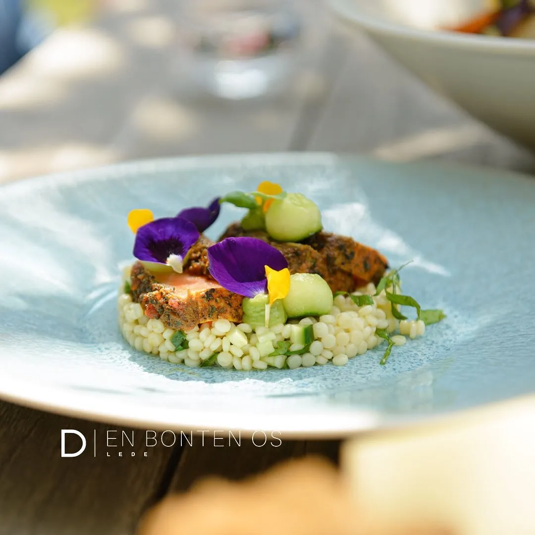 Gerecht met parelcouscous en eetbare bloemen