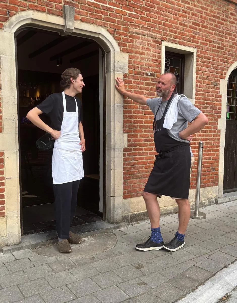 Chef Dries De Boeck en zoon Arthur aan de ingang van Den Bonten Os