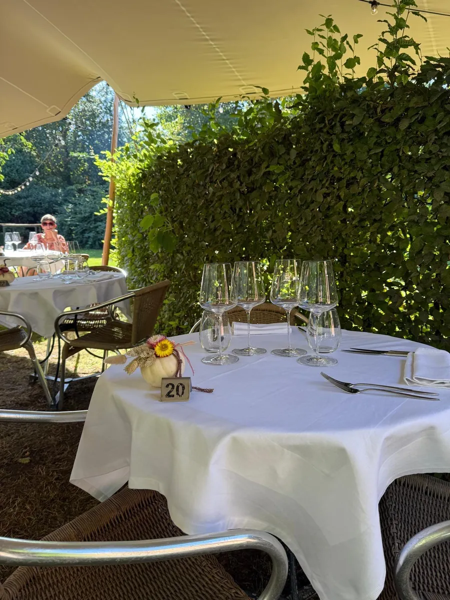 Gedekte tafel op het overdekte terras