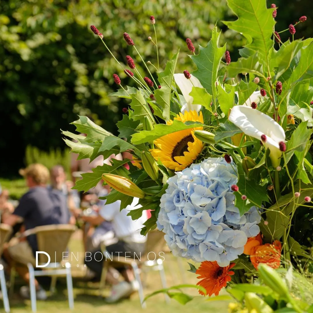 Zomerboeket op het tuinterras
